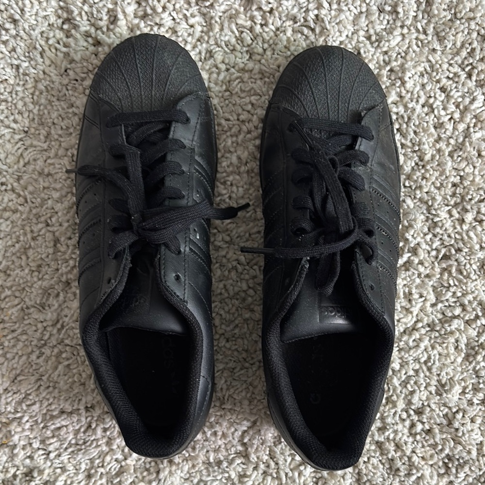 * Adidas | All-Black Sneakers 👾
